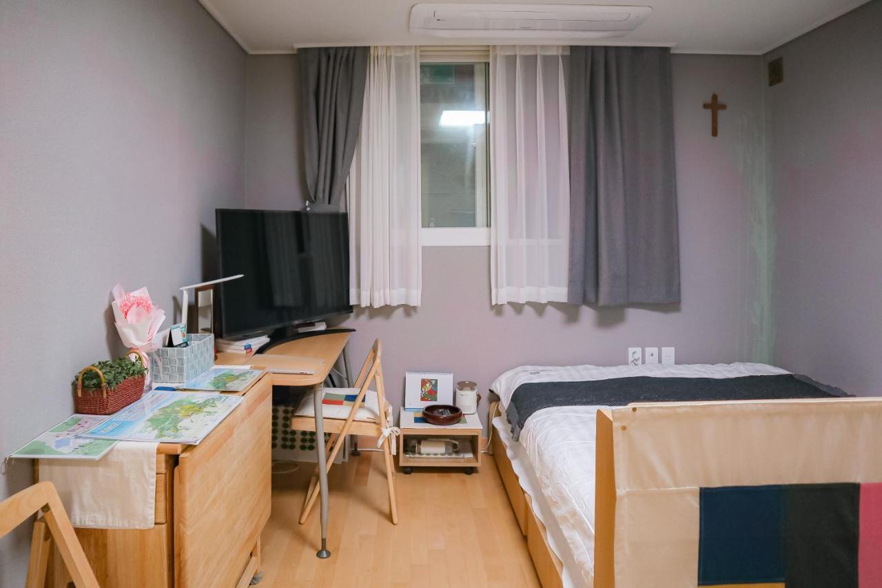 Villa Gyeongbokgung Palace Seochon Christian - Foreigner Only *